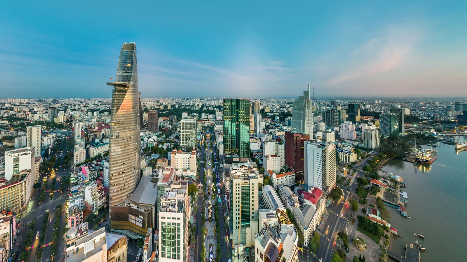 Toàn cảnh thành phố với các tòa nhà cao tầng bên sông